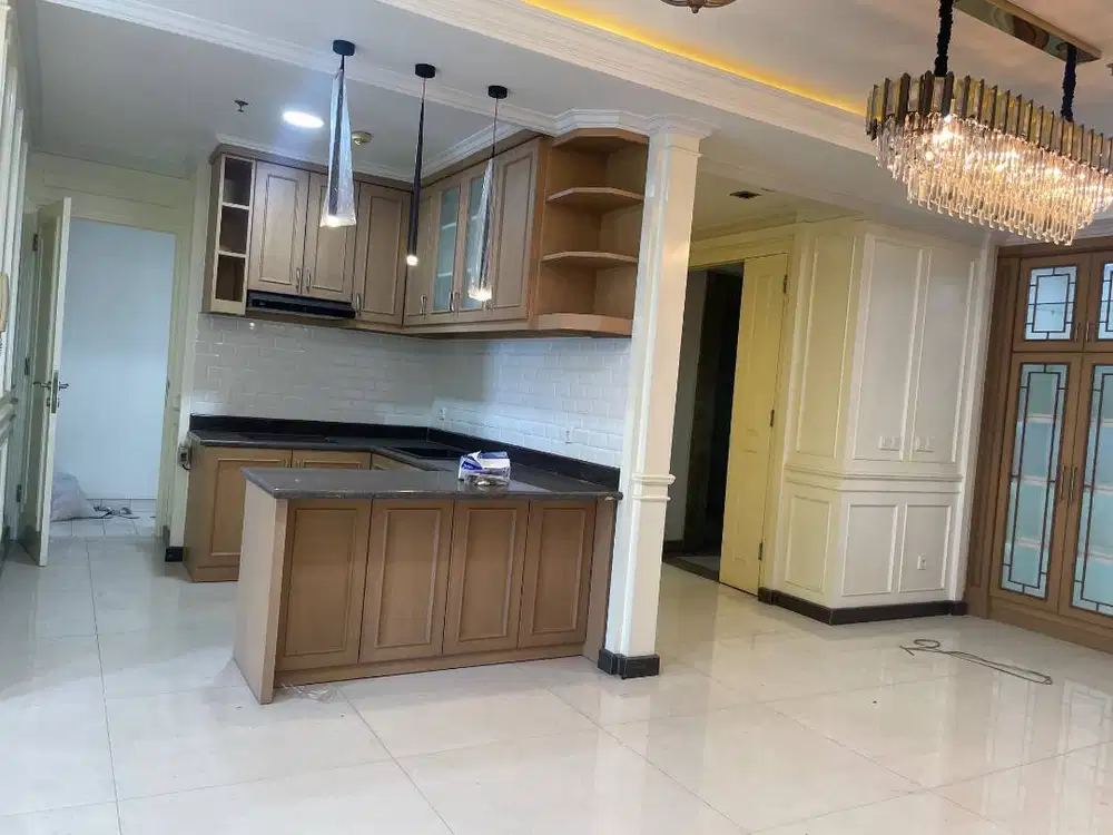 Evian Frenchwalk MOI Hadap Timur