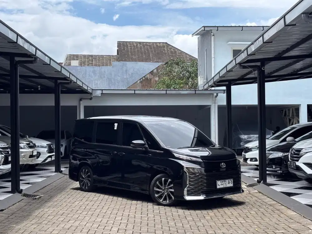 Toyota Voxy 2022 Bensin km 20rb