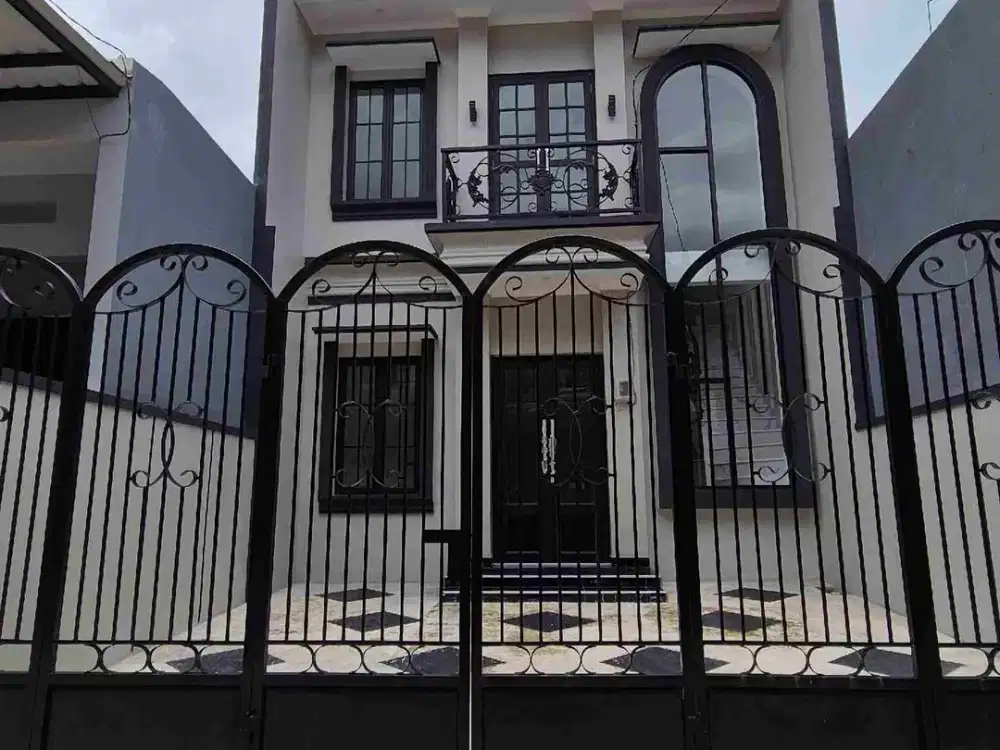 DIJUAL RUMAH SIAP HUNI TAMAN RATU, JAKARTA BARAT, carport 2 mobil