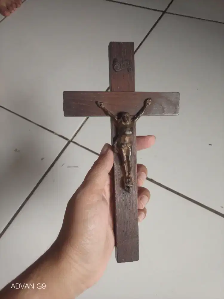 Pajangan salib kayu jati