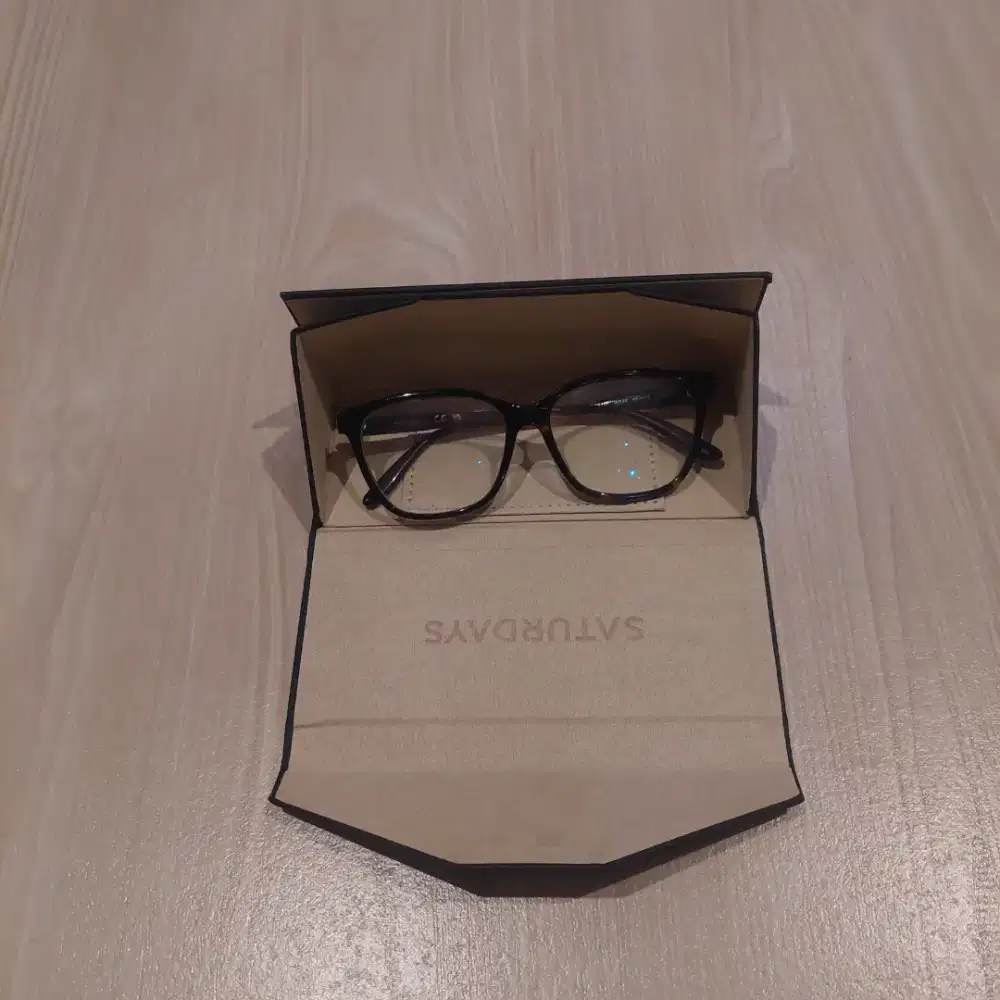 Kaca mata dan tempat