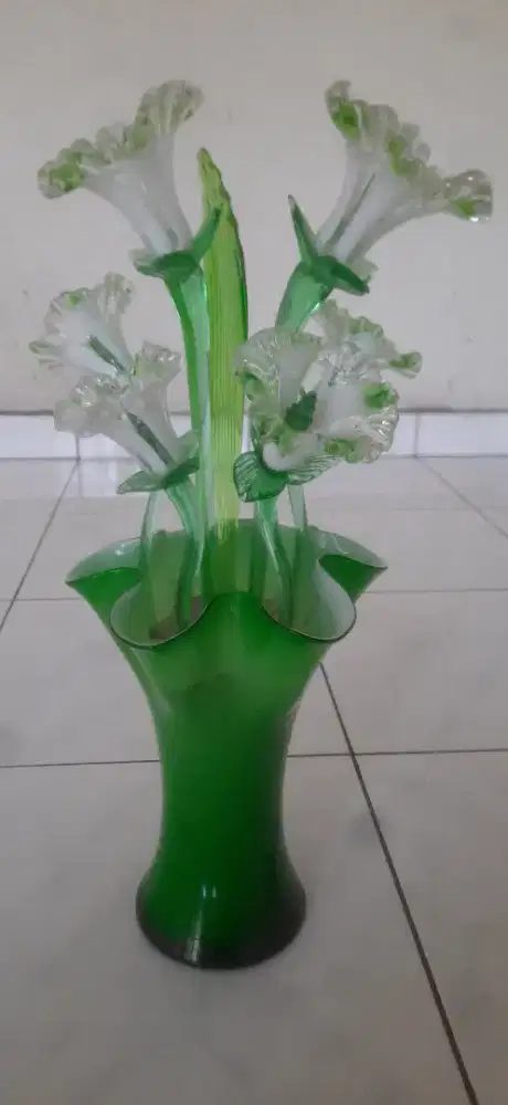 Jual Bunga + Vas Kristal Vintage 1 Set (6 Bunga, 1 Daun)