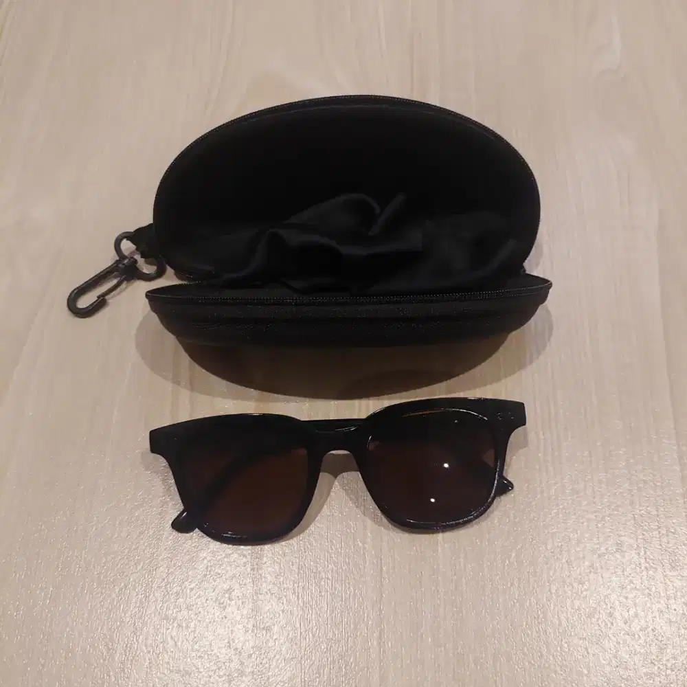 Kacamata hitam dan tempat