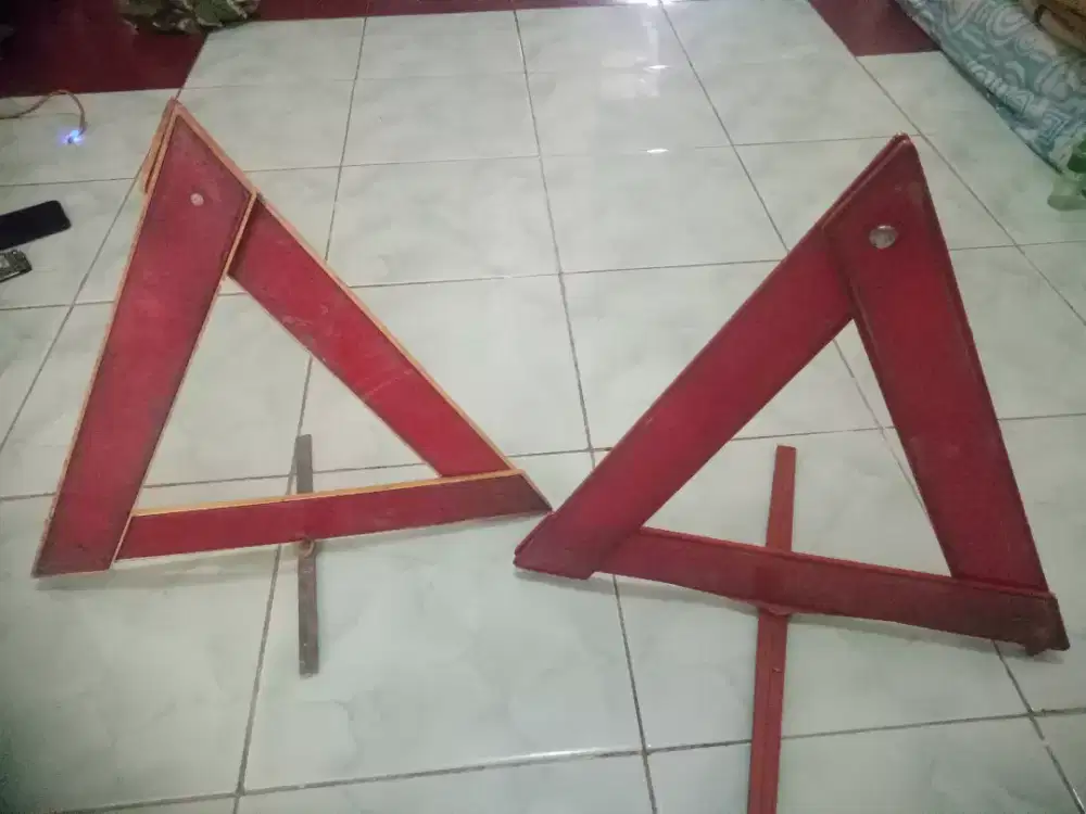 SEGITIGA PENGAMAN bahan MIKA