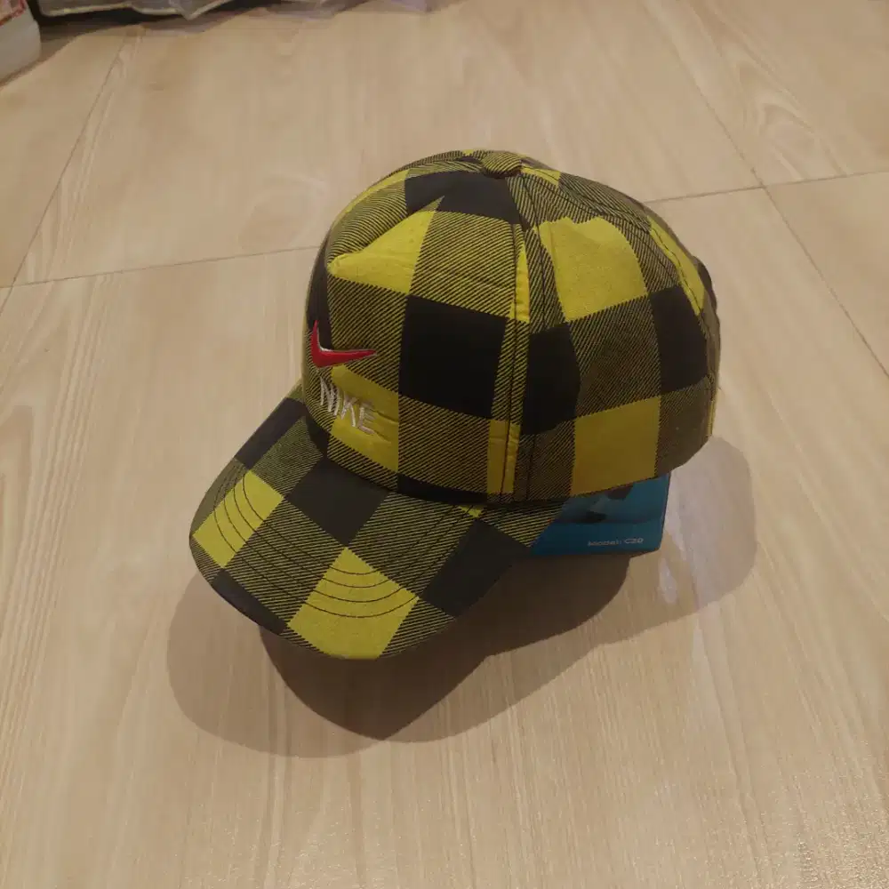 Topi kuning kotak kotak