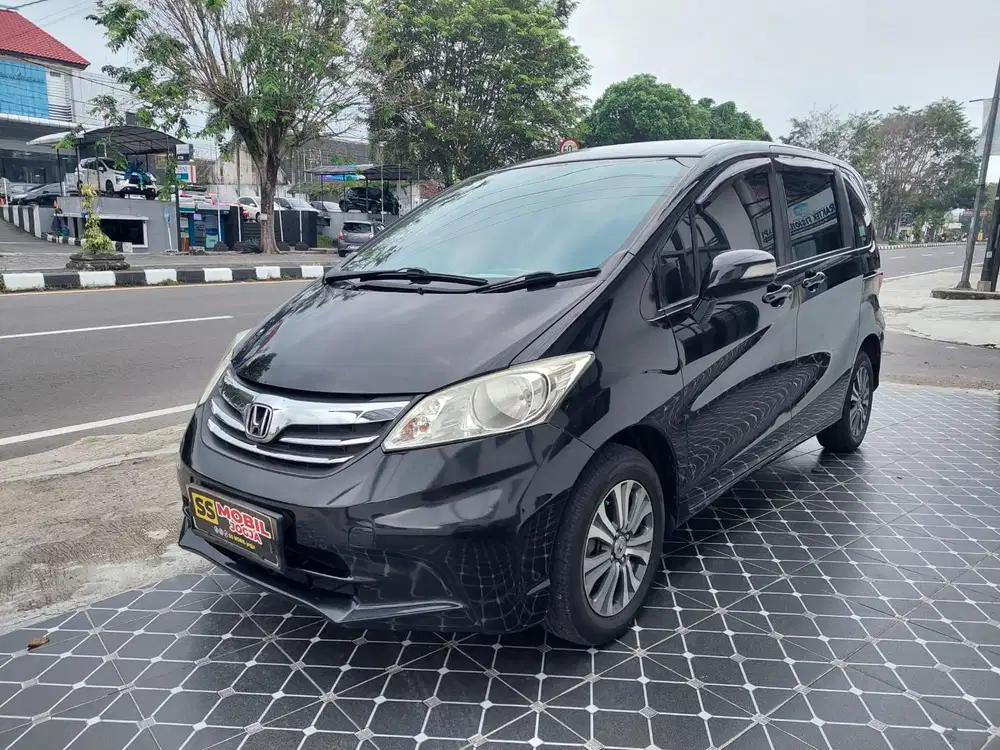 HONDA FREED 2013 Matic Hitam