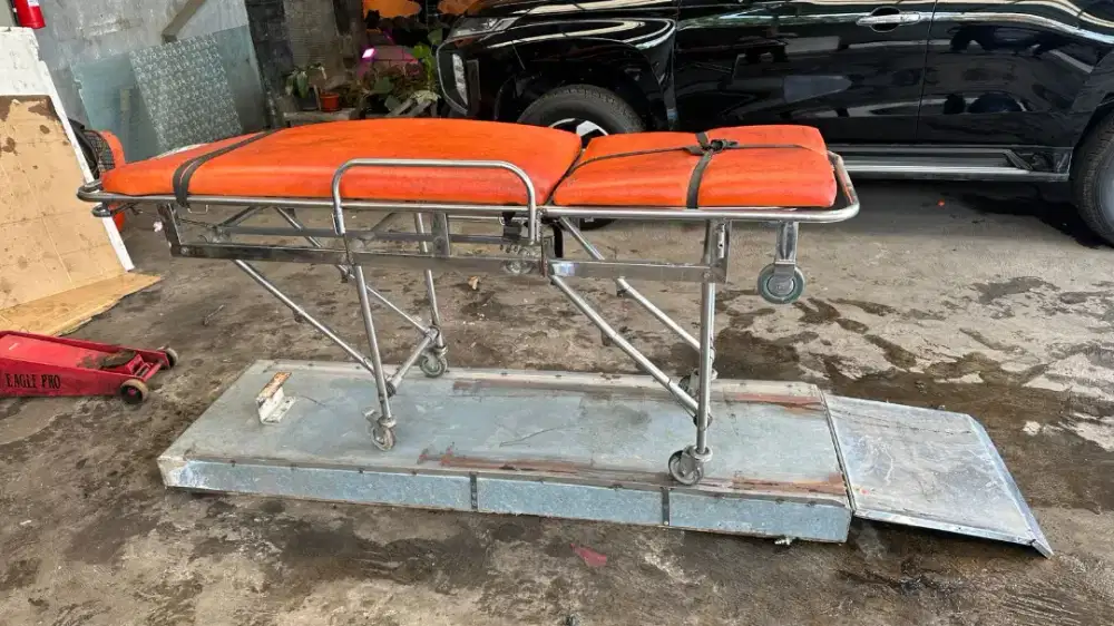 Ranjang lipas bekas ambulance