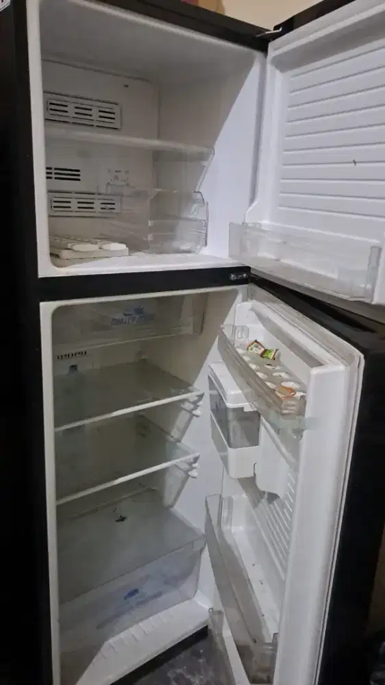 Menerima barang rusak kulkas freser