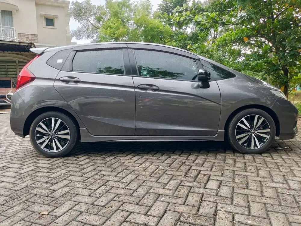 Honda Jazz Rs1.5 Automatic 2019 Bensin Abu Metalik