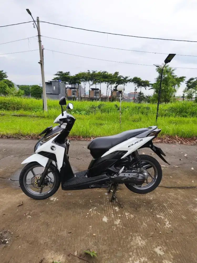 Honda Click 110 Putih Hitam – STNK BPKB Lengkap, Siap Gas