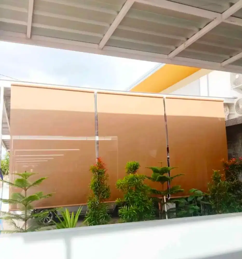 Roller blind outdoor dan tirai indoor