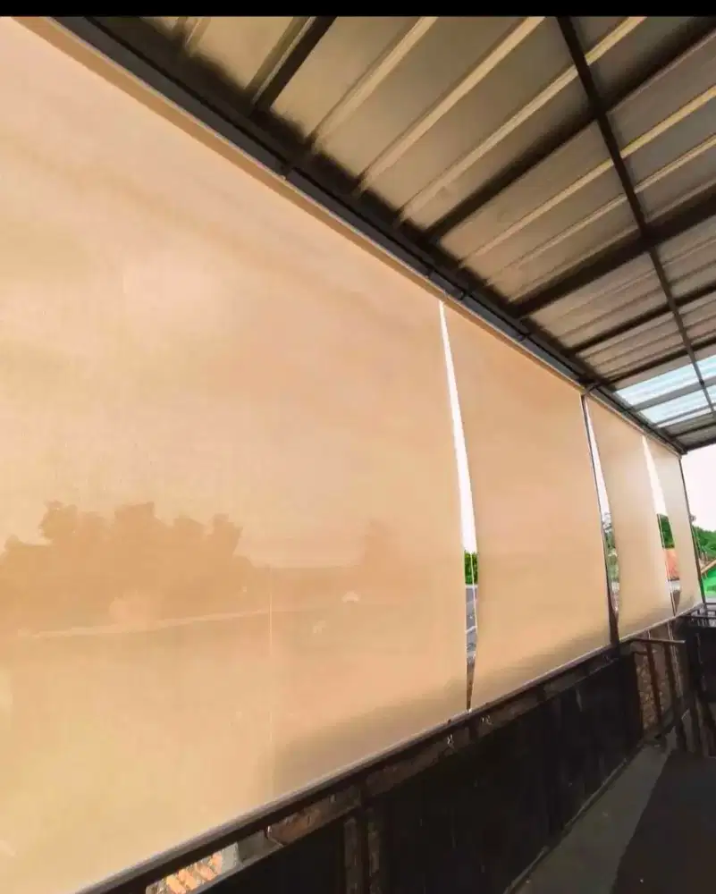 Roller blind outdoor dan tirai indoor
