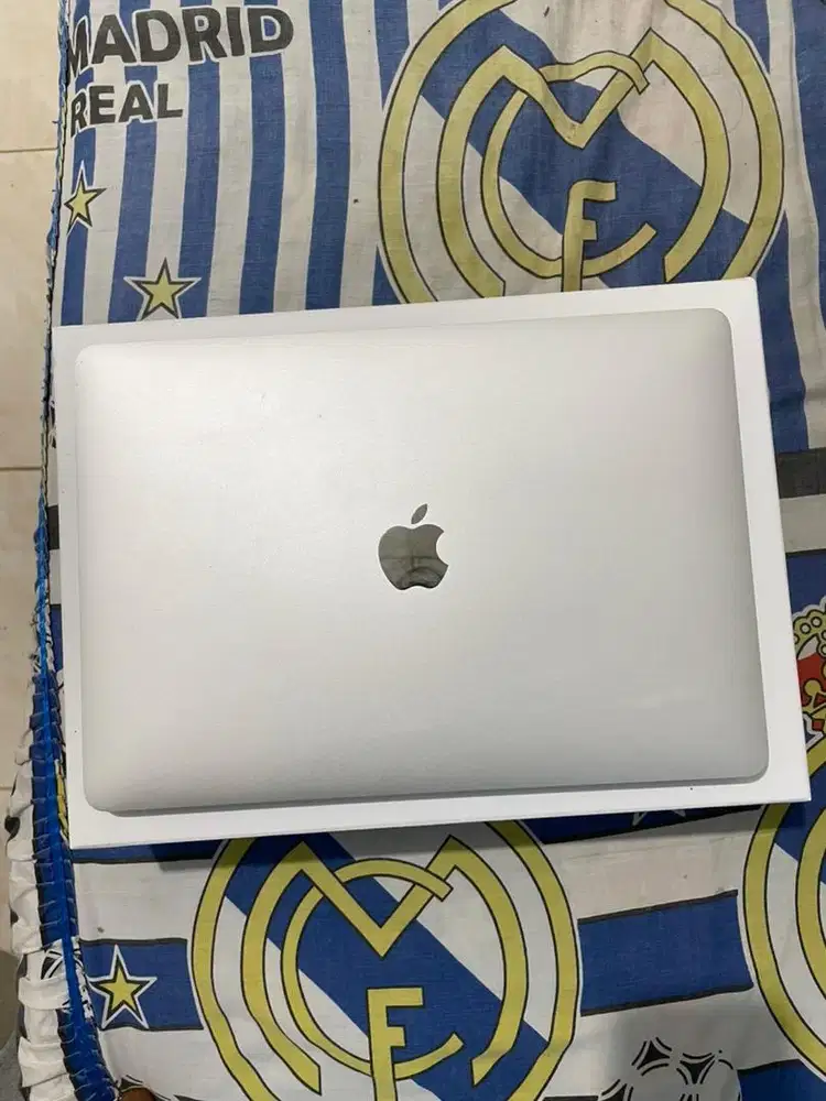 Macbook Pro 2020 13 inch 16/256gb intel i5