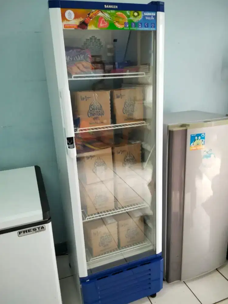Jual showcase besar sanken besar + kulkas 1pintu Sharp 2,5jt nego