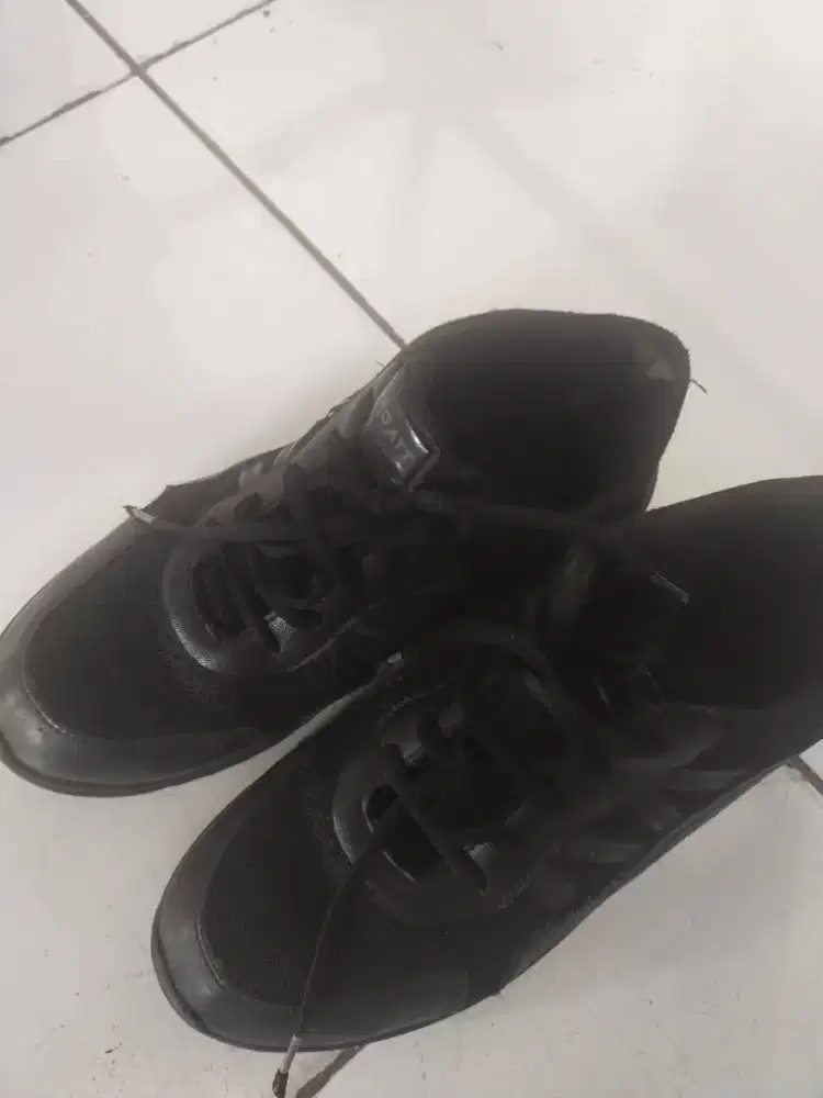 sepatu hitam sekolah