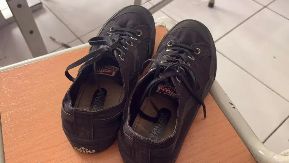 Sepatu Sneakers Hitam Ventela Original Size 41 – Kondisi Masih Bagus
