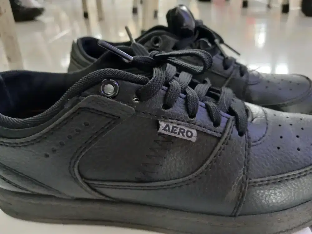 Sepatu hitam merek AERO
