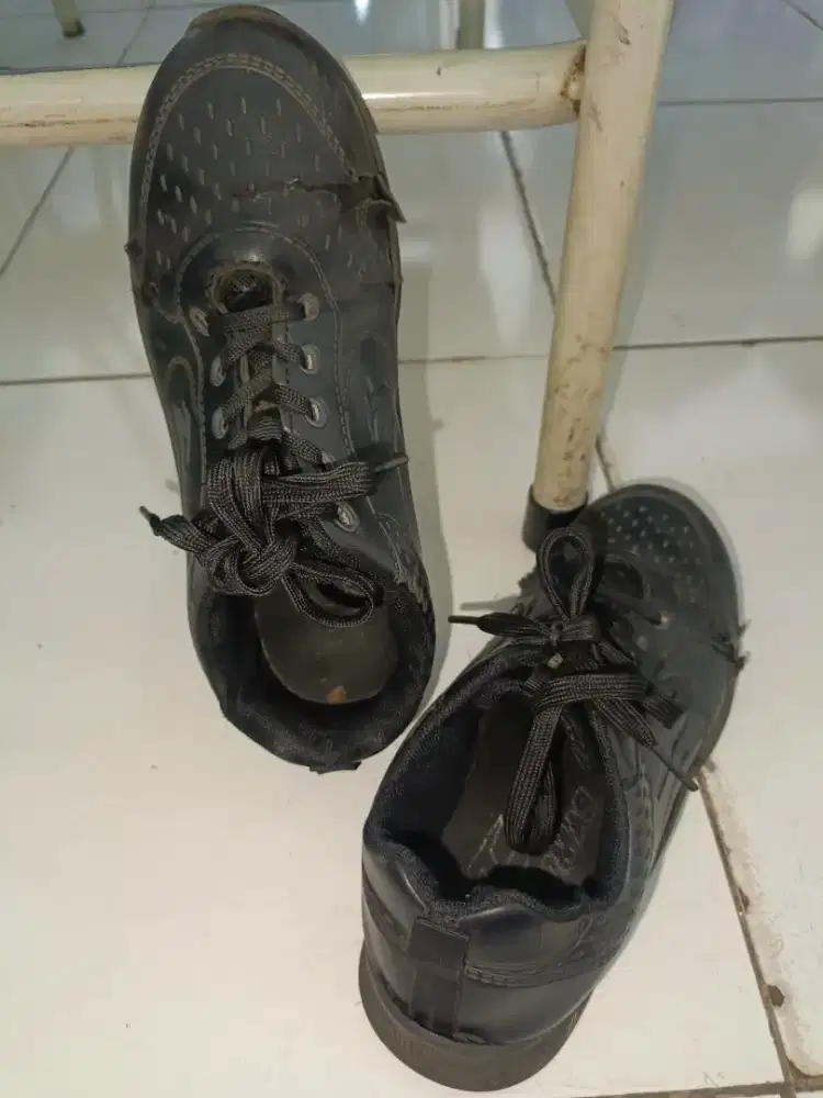 Sepatu Sekolah Bekas