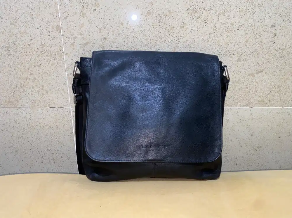 tas sling bag slempang brand coach original kulit hitam VERY LIKE NEW