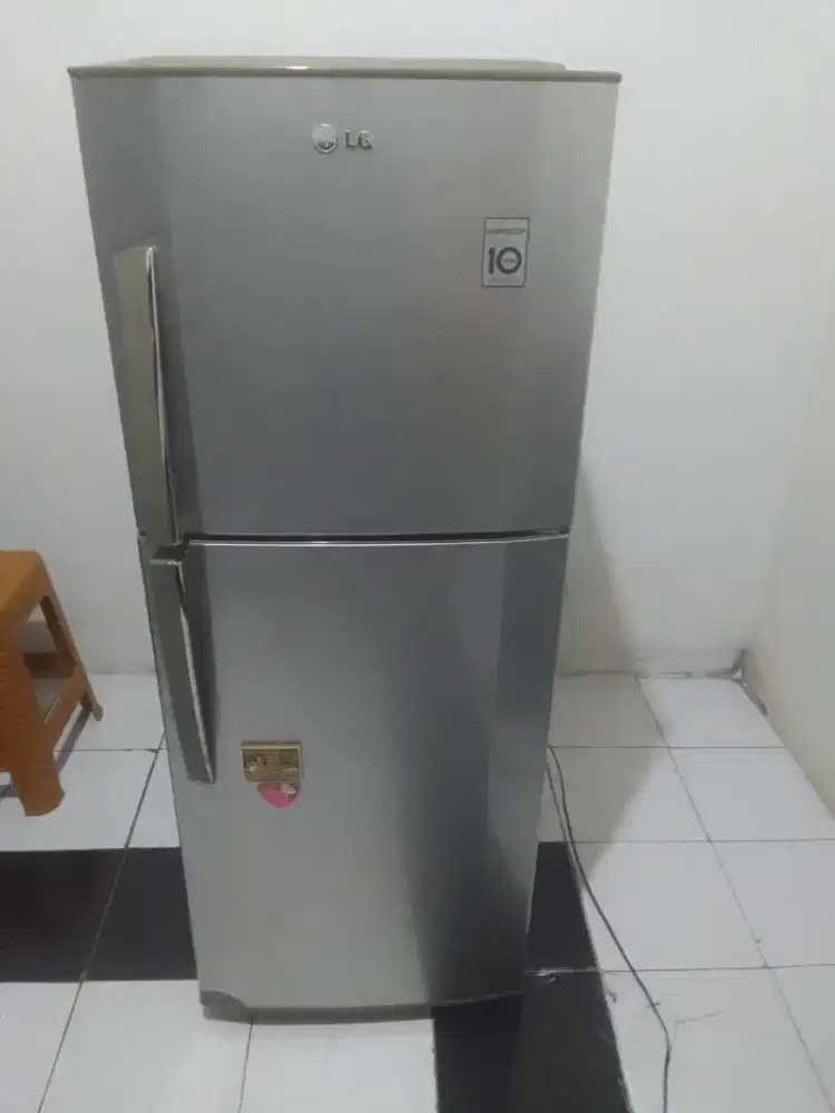 Kulkas 2 pintu merk LG di jamin siap pakai orsinil