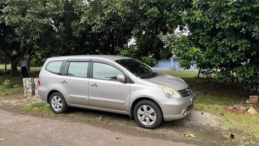 Nissan Livina 2010 Bensin