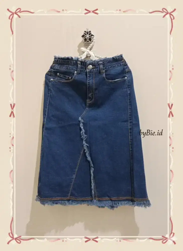 Rok Jeans Denim Skirt dengan Desain Ripped dan Detail Hem yang Stylish