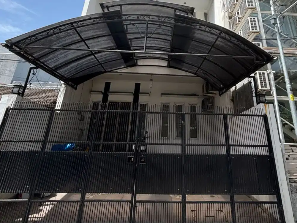 RUMAH 3 LANTAI FULL BANGUNAN DI KELAPA GADING – 6 KAMAR + ROOFTOP LUAS, HARGA CUMA 3 M