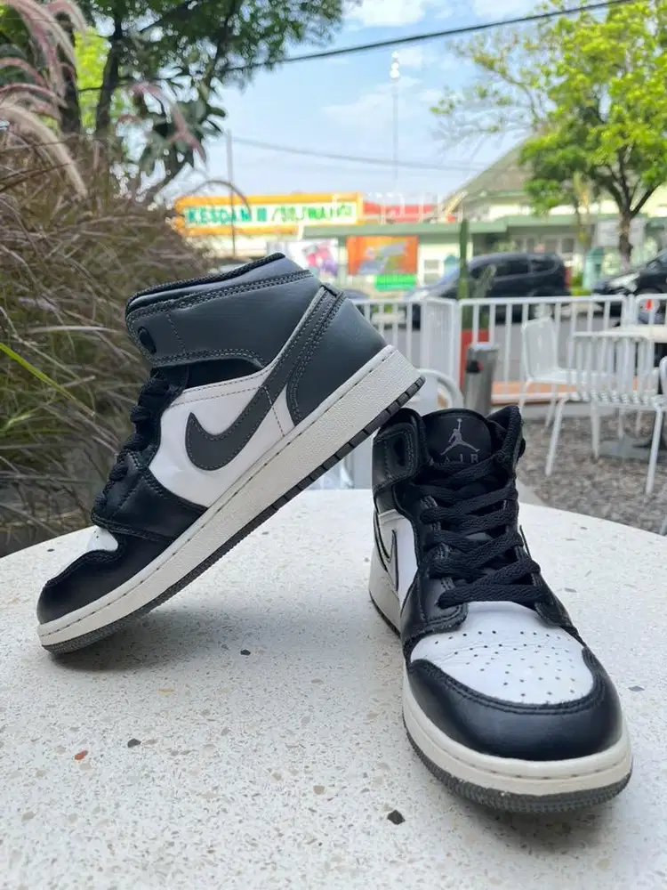 Nike airjordan mid 1