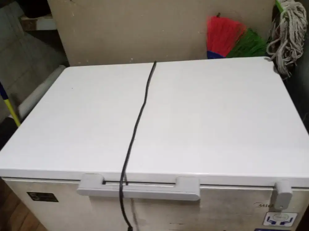 Jual cepat BU Freezer Midea HS-259CNK (198 liter)