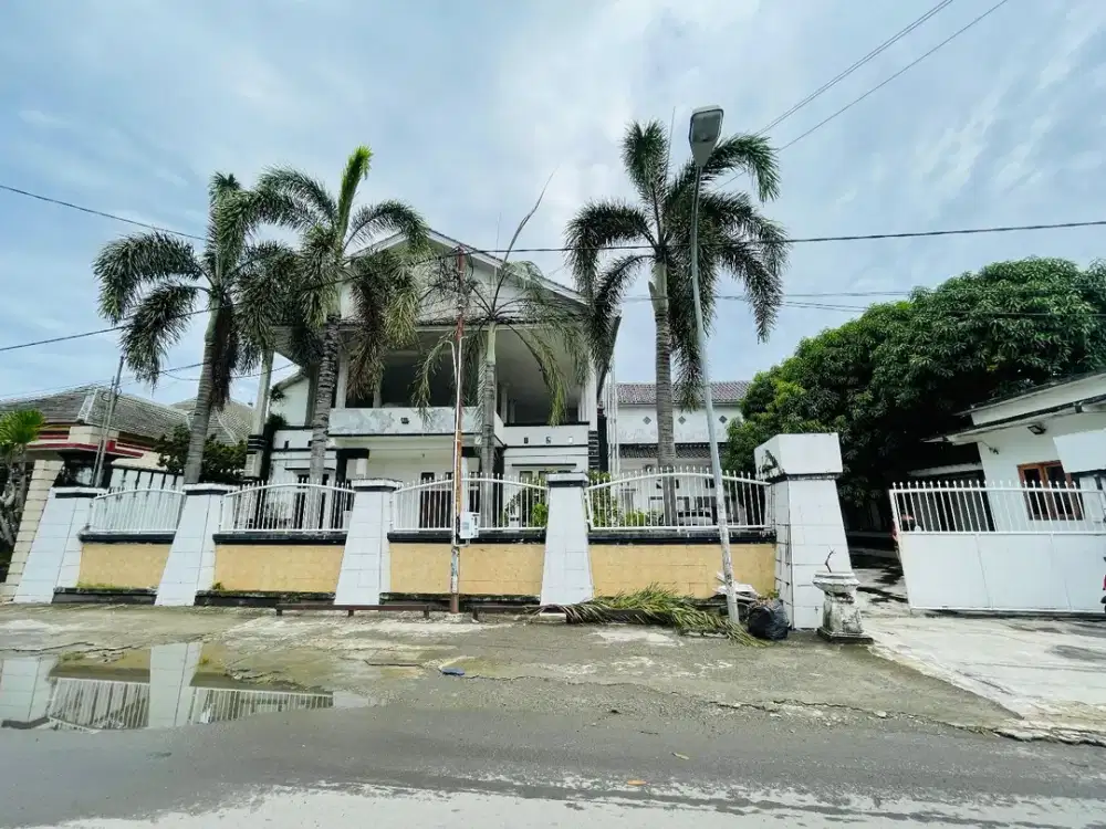 Rumah halaman luas di Ampenan