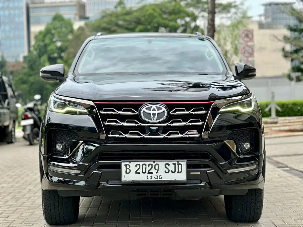 TOYOTA FORTUNER 2.4 VRZ TRD AT 2020 HITAM