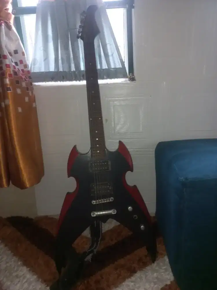 Gitar listrik tinggal colok kabel