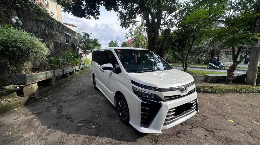TOYOTA VOXY 2018 A/T