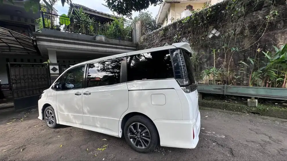 TOYOTA VOXY 2018 A/T