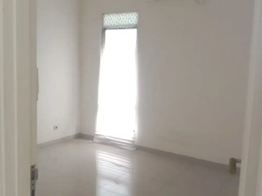 DISEWA RUMAH SUVARNA SUTERA INDIRA ADA AC MURAH