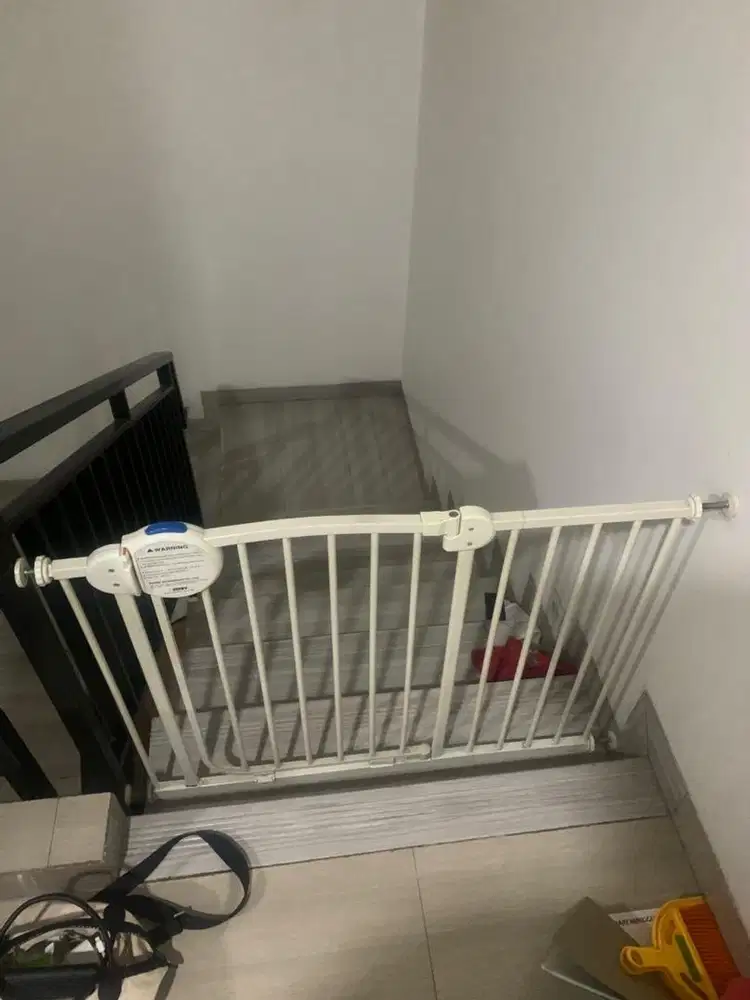 Pagar pengaman bayi untuk tangga merk demby