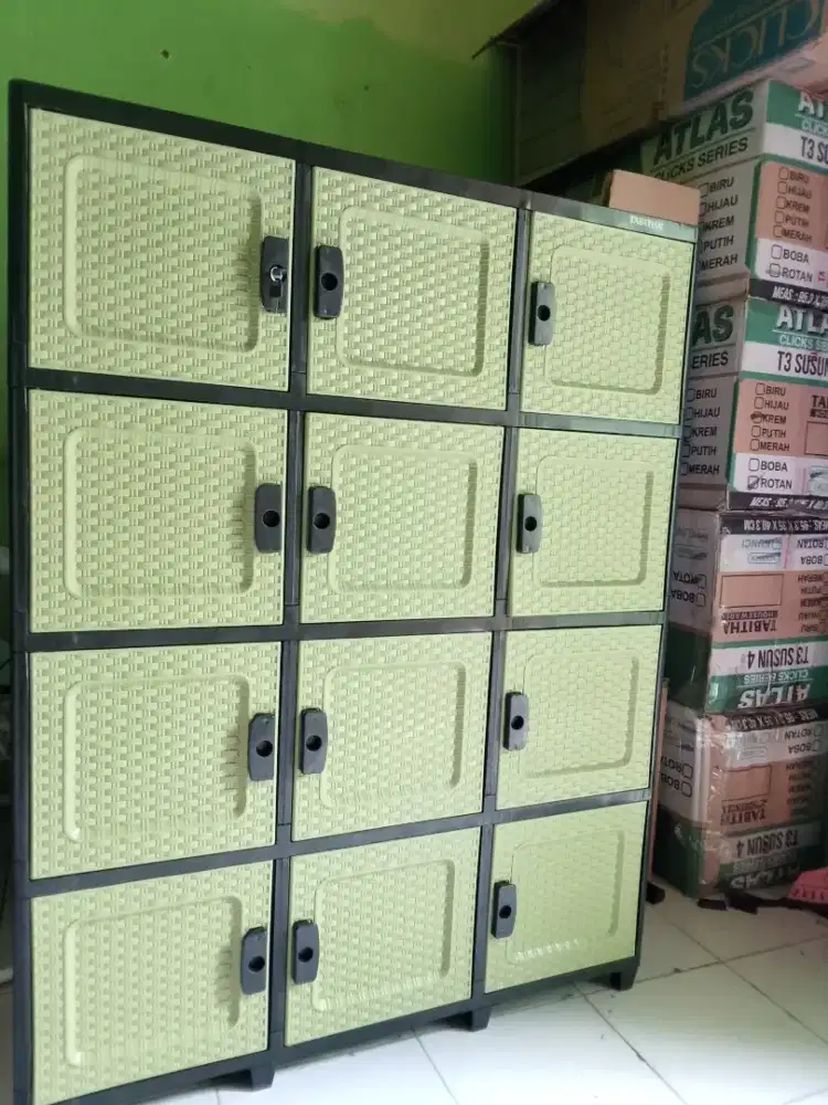 Lemari pakaian 12 pintu