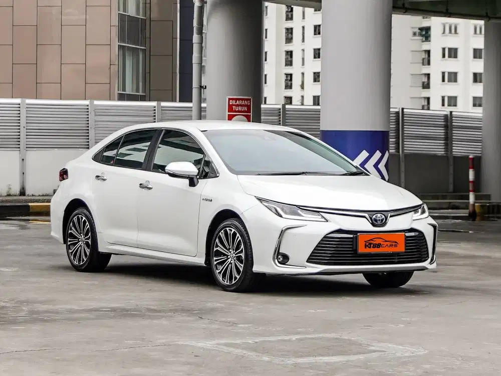 Toyota Corolla Altis 1.8 V Hybrid 2021 pemakaian 2022 putih matic