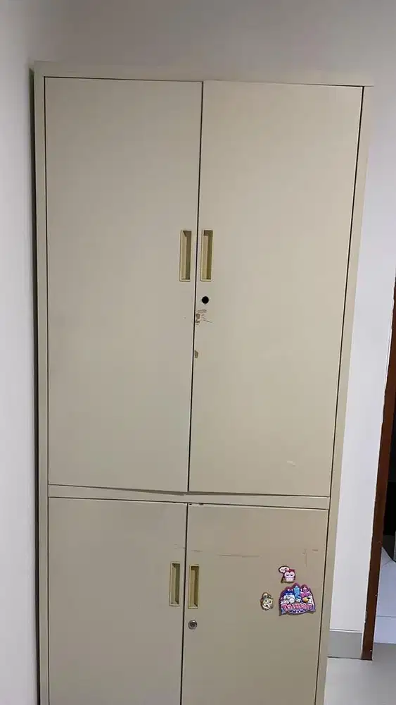Lemari penyimpanan besi