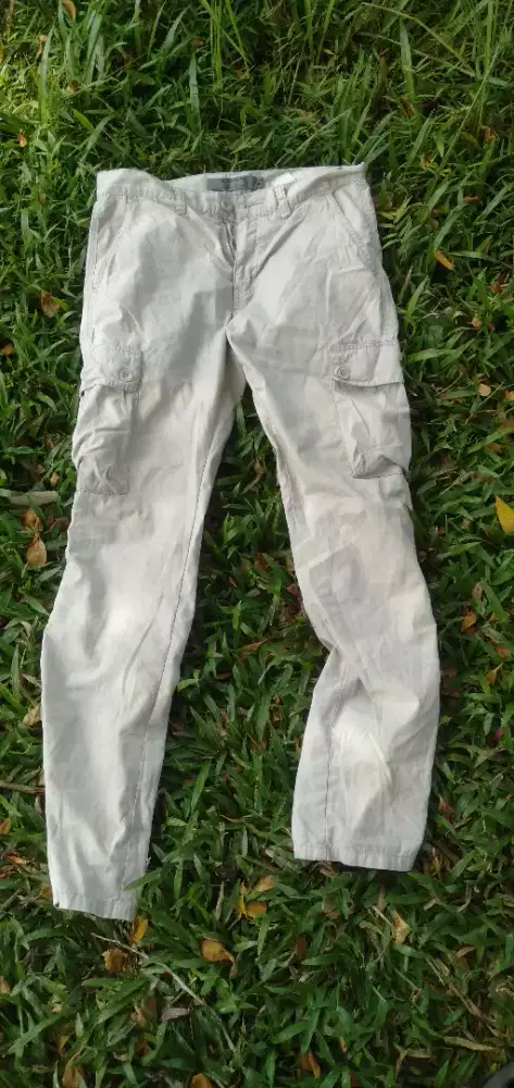 Di jual celana kain 3 buah celana jeans 3 buah ukuran 30,32,34 wa,hp