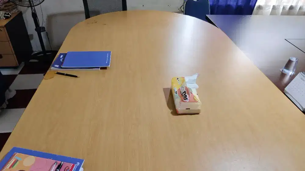 Meja meeting kantor