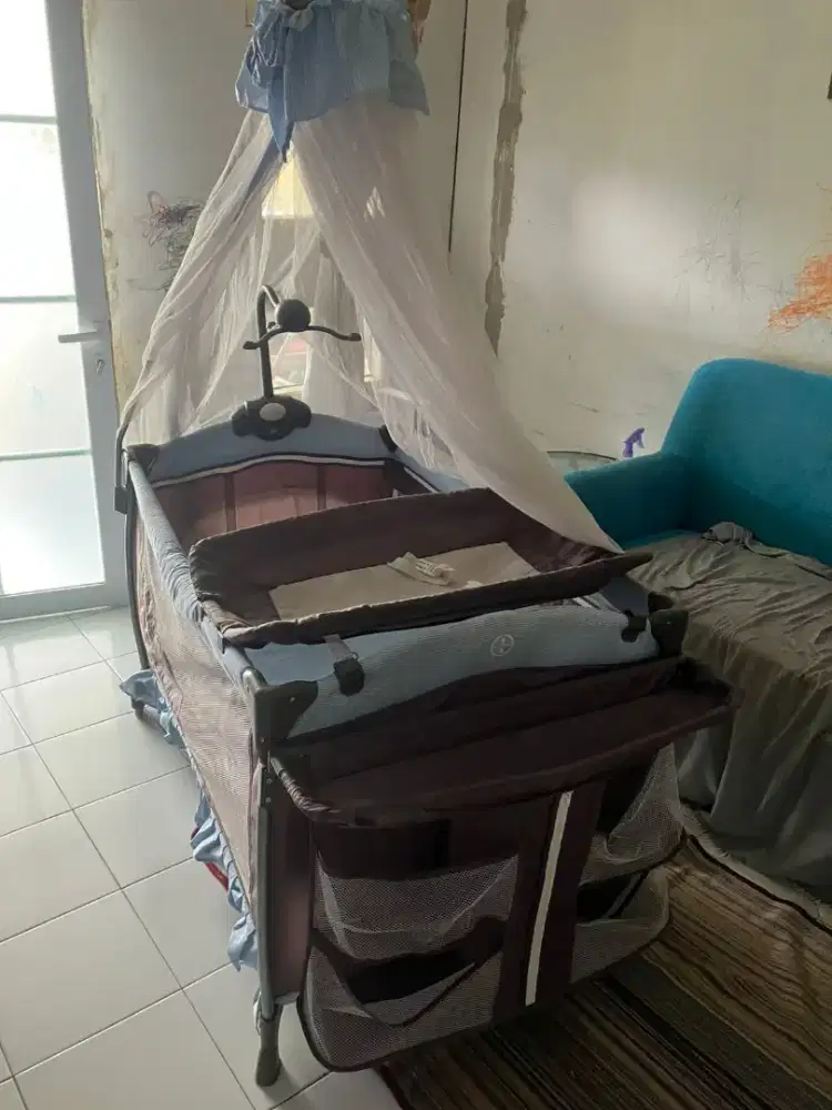 Tempat tidur bayi