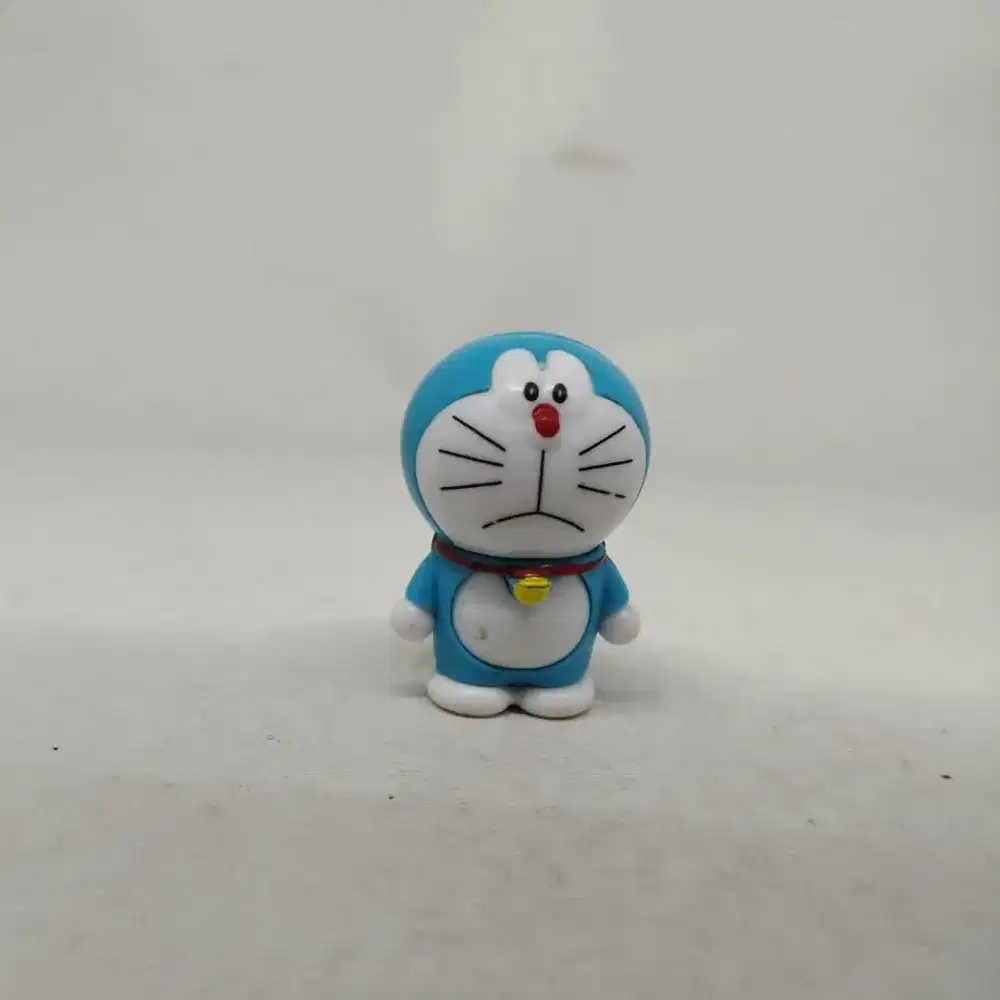 Figure doraemon berdiri