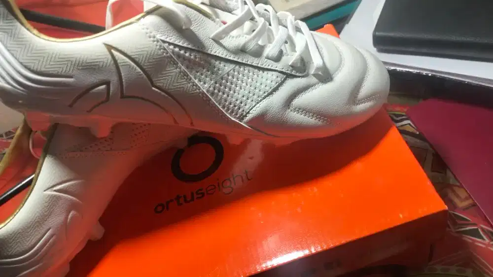 Sepatu bola ourtuseight