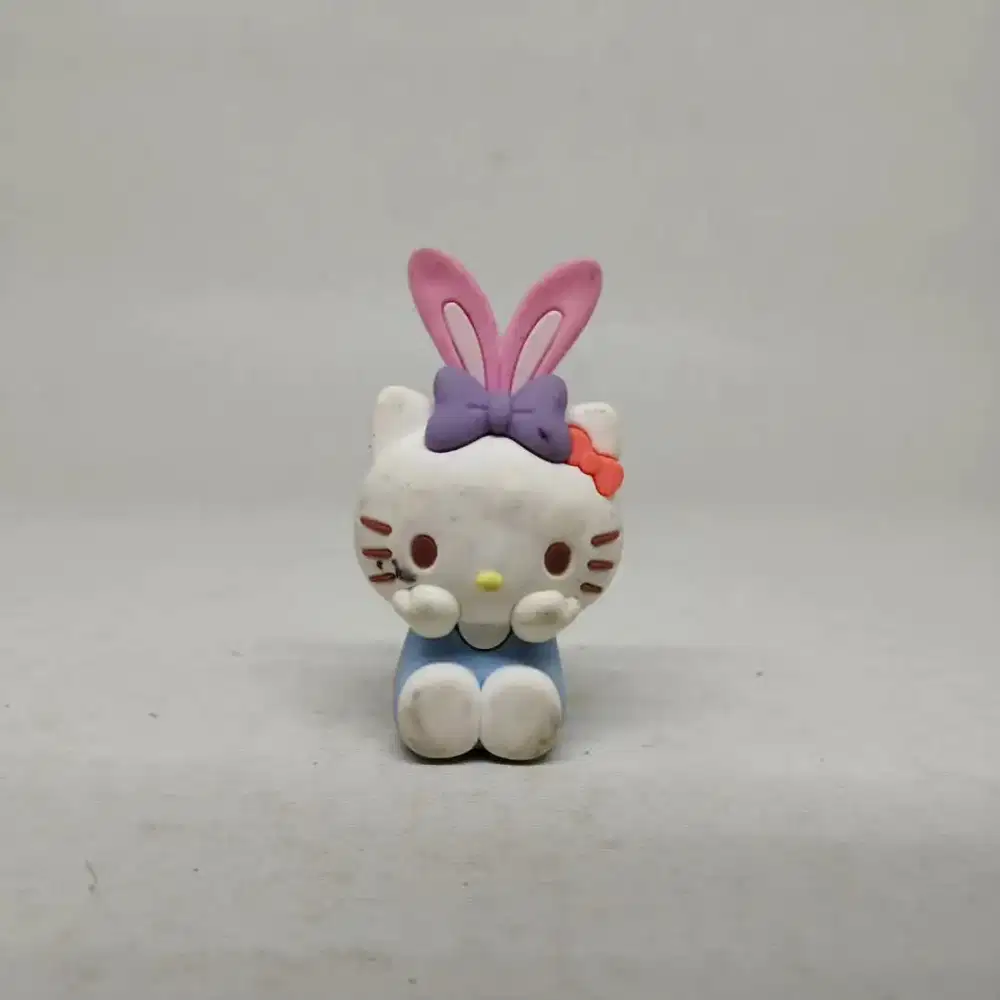 Figure hello kitty rabbit
