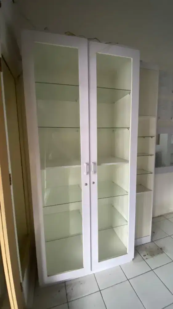 Lemari kaca 2 pintu