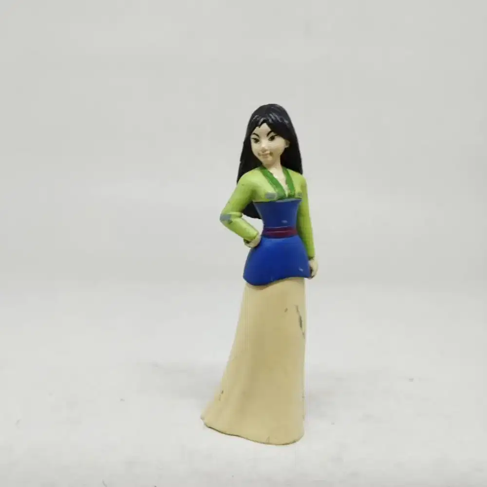 Figure mulan berdiri