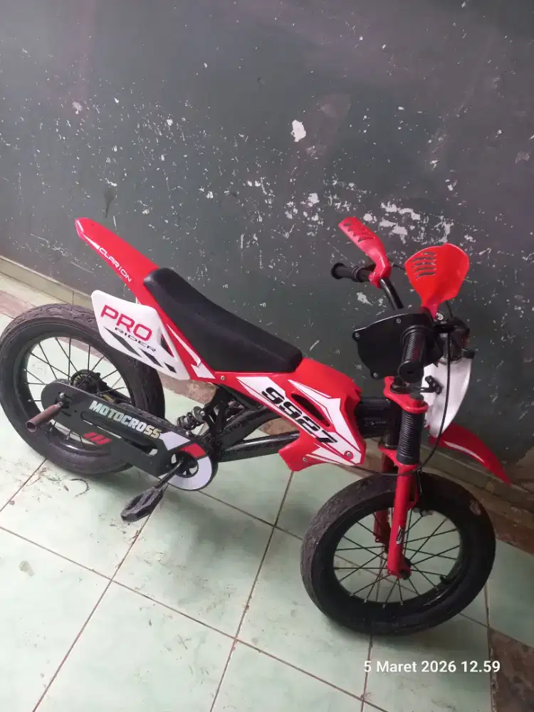 Sepeda anak laki-laki model motor cross