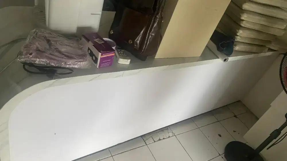 Meja resepsionis panjang