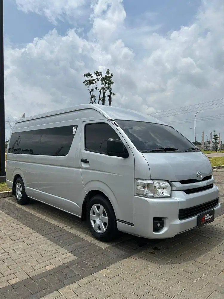 TOYOTA HIACE COMMUTER LINE (2024)